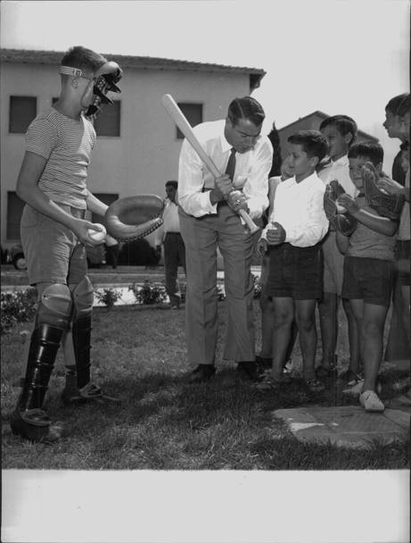 2 settembre 1955. Joe DiMaggio insegna i primi rudimenti del gioco del baseball ai ragazzi del “Centro di Osservazione “ di Roma (Publifoto)